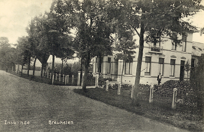 8723 Gezicht op de Straatweg te Breukelen uit het zuiden, met rechts de voor- en rechterzijde van het huis Insulinde.